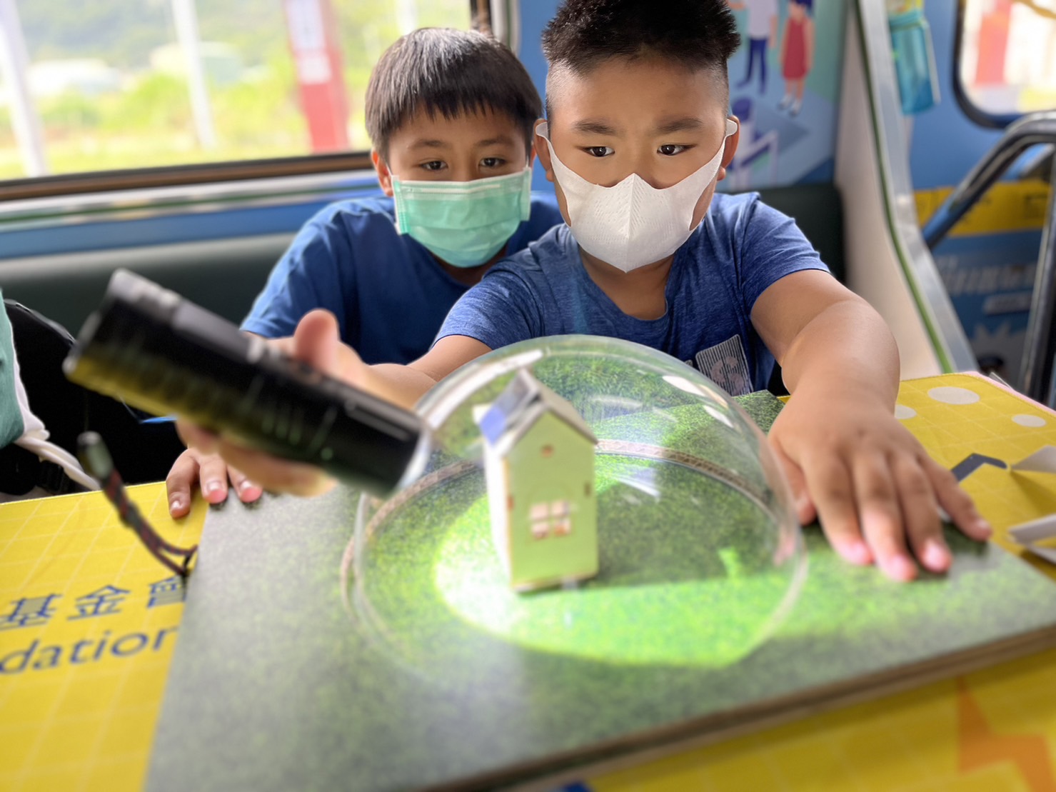 PA视讯參與基礎科學主題車廂，以STEAM教學精神，設計「逐日科學家」、「太陽能工程師」以及「淨零建築師」三大能源科普課程和實驗